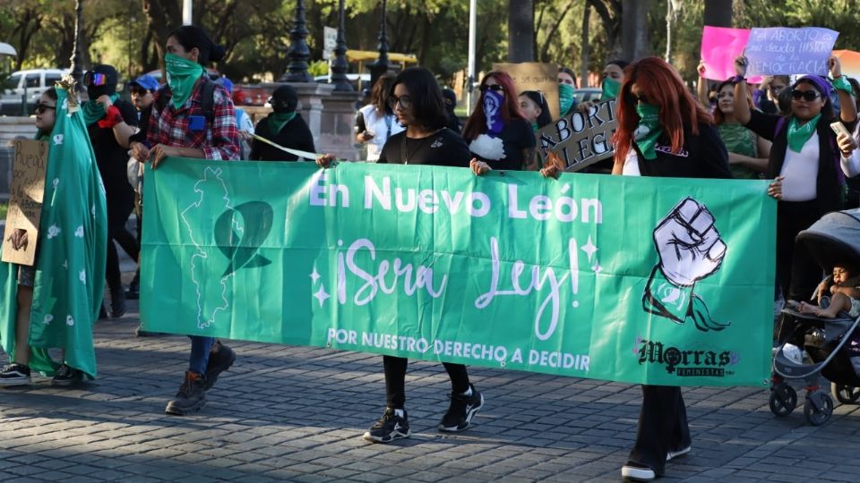 Marchan mujeres a favor del aborto en Monterrey