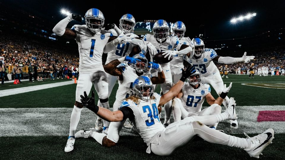 Jugadores de los Leones de Detroit celebrando uno de los Touchdowns ante los Empacadores de Green Bay.