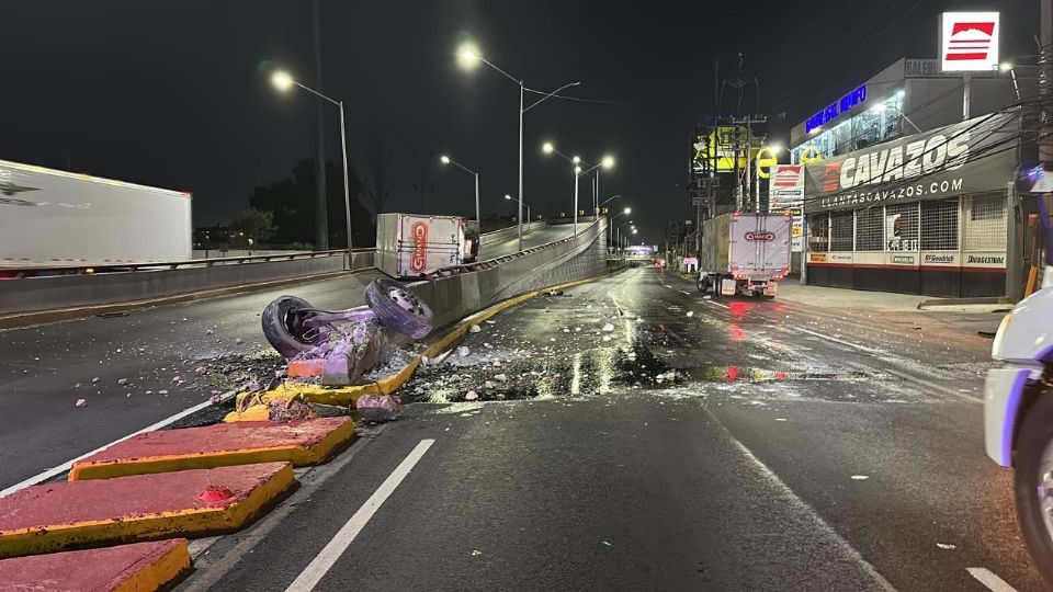 Camión vuelca sobre Avenida Garza Sada, en Monterrey