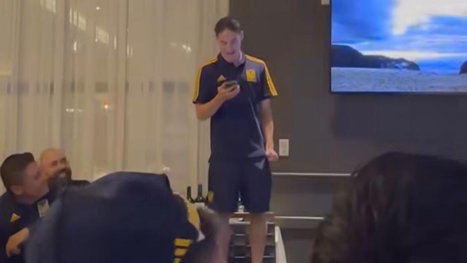 El futbolista juvenil de Tigres cumplió con su novatada y tras conseguir el título de la Campeones Cup cantó “Ella Baila Sola”.