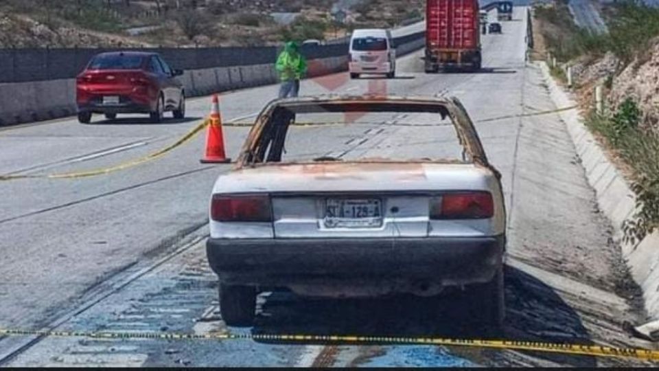 Auto en el que fue encontrado el cuerpo del hombre.