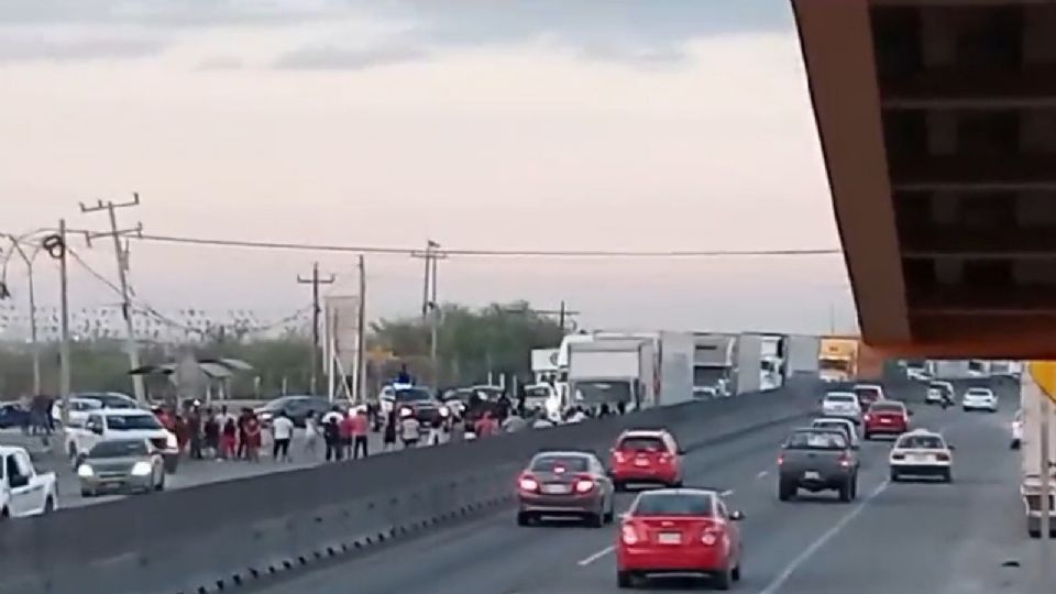 Vecinos de García bloqueando carriles.