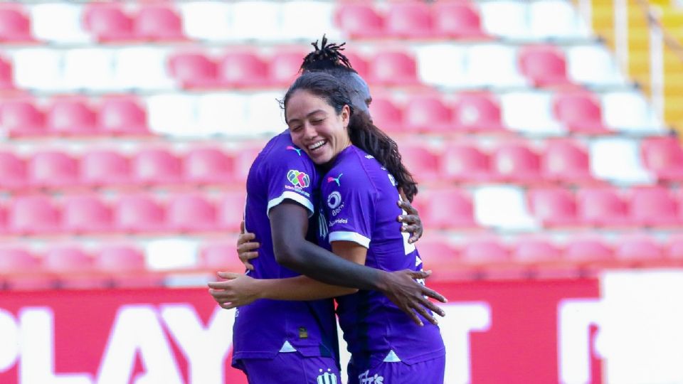 Jugadoras de Rayadas festejando el primer gol de la noche ante el Necaxa.