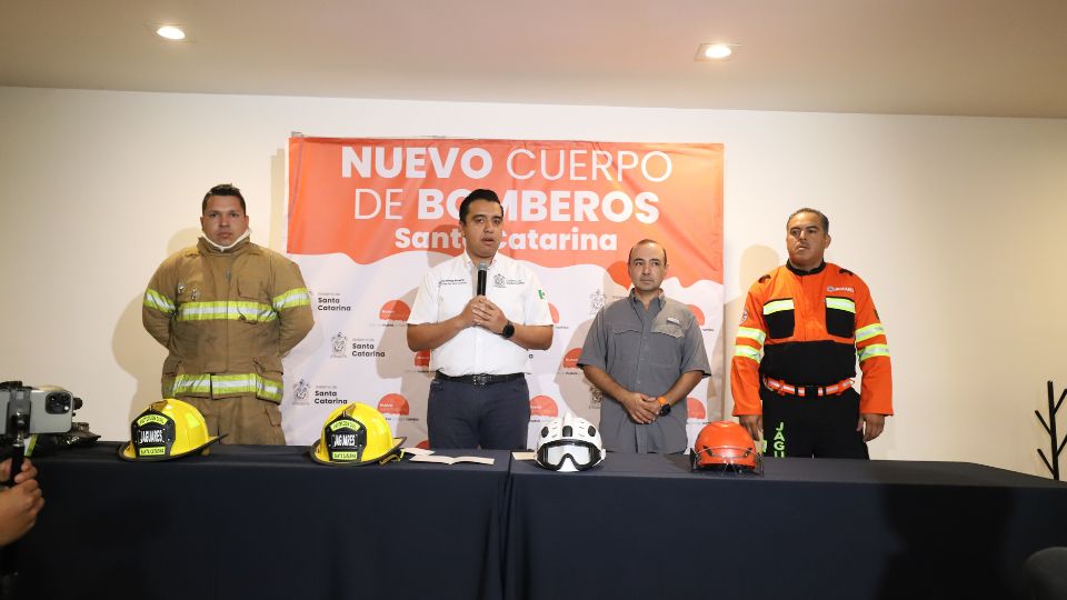 Jesús Nava, alcalde de Santa Catarina, en el anuncio del nuevo cuerpo de bomberos.