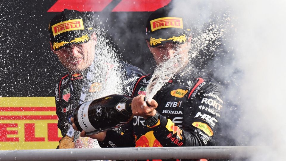 Sergio Pérez y Max Verstappen celebran el 1-2 realizado en el Gran Premio de Italia