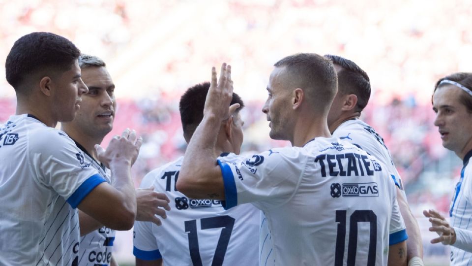 Sergio Canales celebra uno de sus goles ante Chivas con sus compañeros