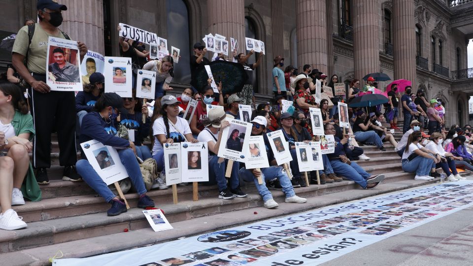 Familiares de personas desaparecidas exigen justicia frente al Palacio de Gobierno en Nuevo León.