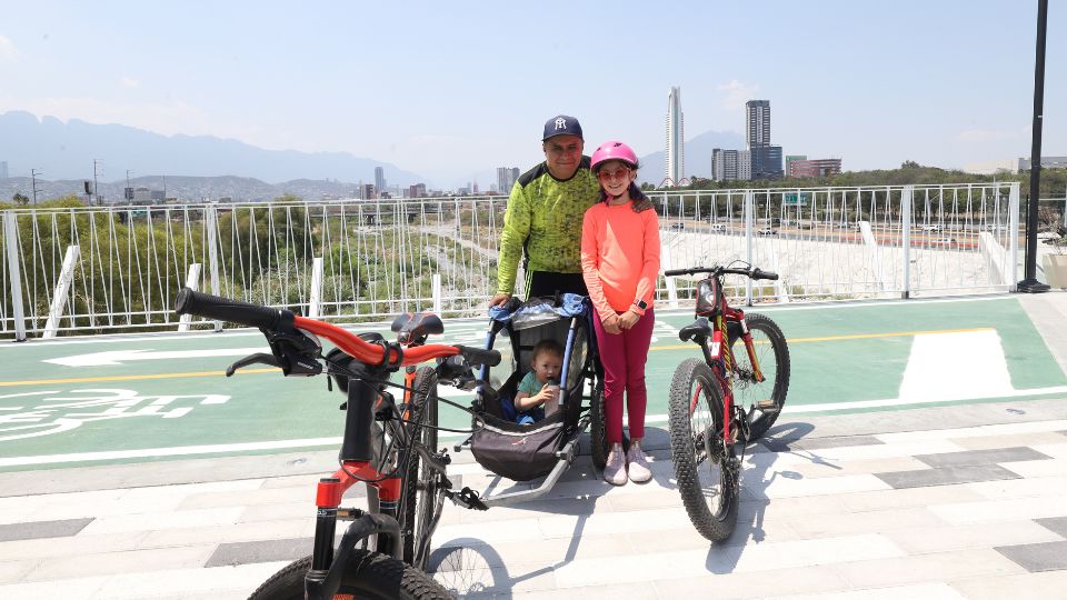 Paseantes en el Puente Verde.