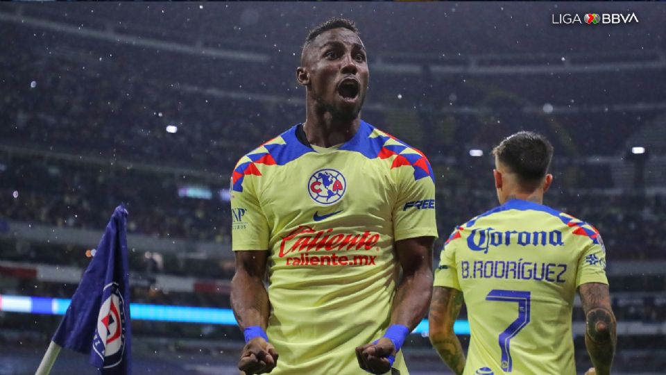 Julián Quiñones celebra su gol ante Cruz Azul en el Estadio Azteca