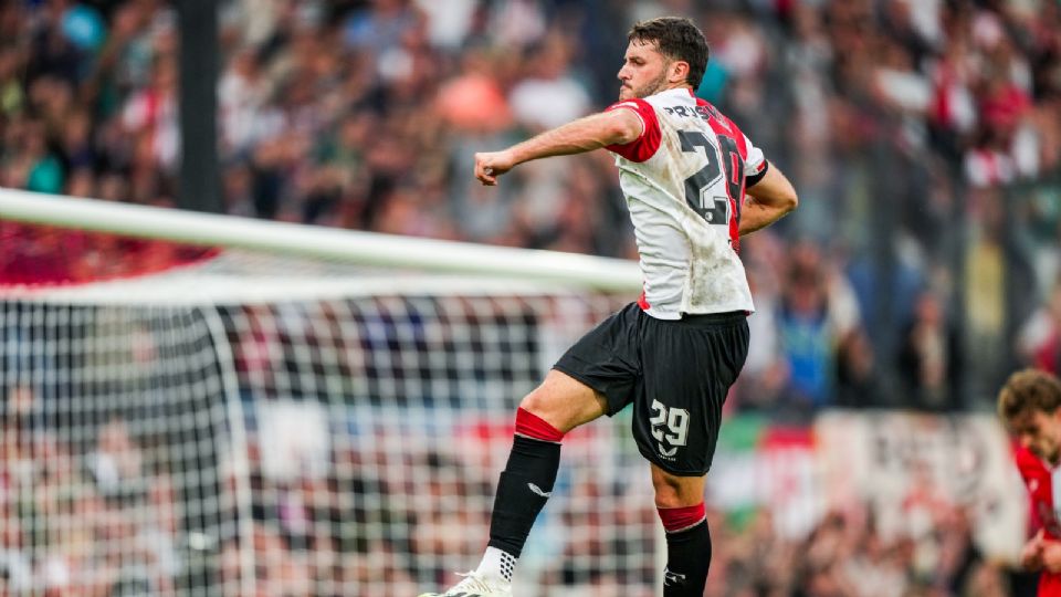 Santiago Giménez llegó a diez anotaciones en el Eredivisie tras marcar en el triunfo del Feyenoord de 3-1 ante Go Ahead Eagles.