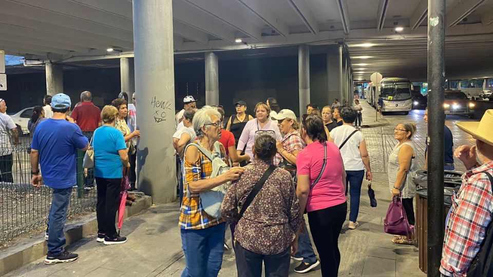 Personas que acudieron a la protesta en las inmediaciones de Palacio de Gobierno.