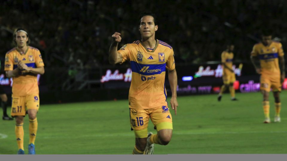 Diego Laínez festejando su gol en el partido ante Mazatlán.