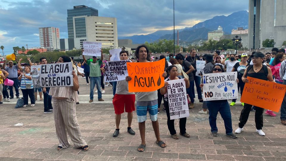 Afectados por cortes de agua en protesta frente al Palacio de Gobierno.