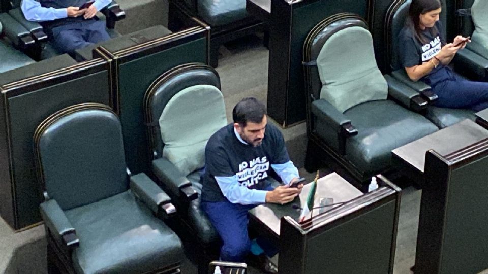 Diputados panistas llevan a Congreso camisetas con la leyenda “No más violencia política”.