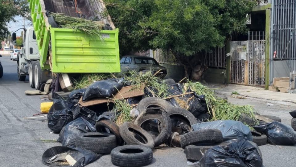 Tiran basura a las afueras de la casa de Mauro Guerra