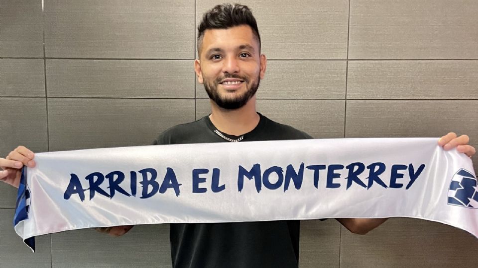 Jesús 'Tecatito' Corona posó con una bufanda de Rayados en su llegada a la ciudad de Monterrey