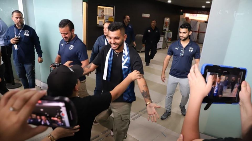 'Tecatito' Corona se mostró sonriente a su llegada a Monterrey este lunes para fichar con Rayados