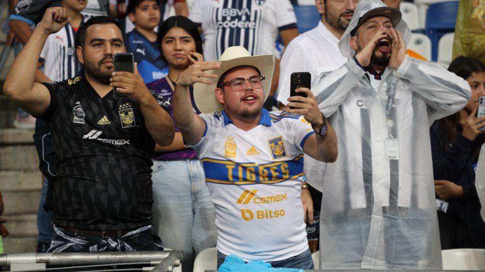 Aficionados de Tigres y de Rayados.