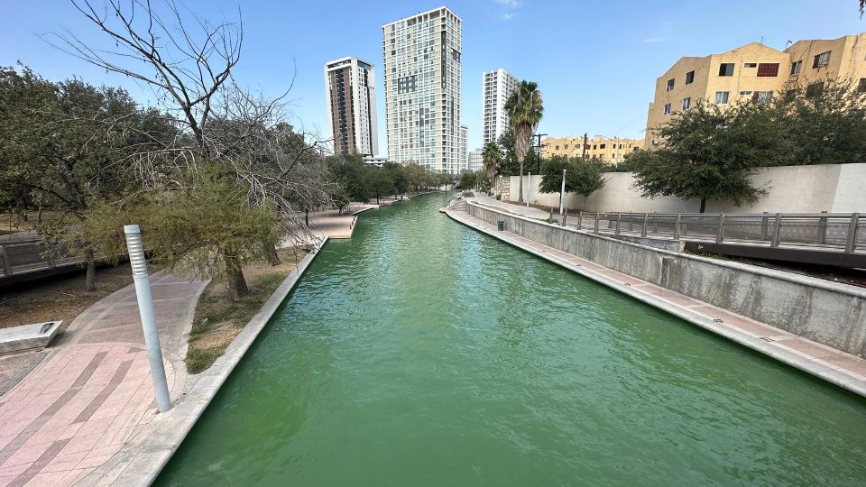 Paseo Santa Lucía presenta agua en color verde.