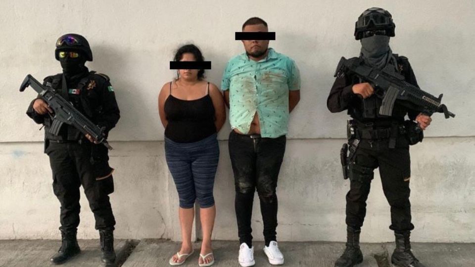 Jóvenes detenidos por policías de Fuerza Civil.