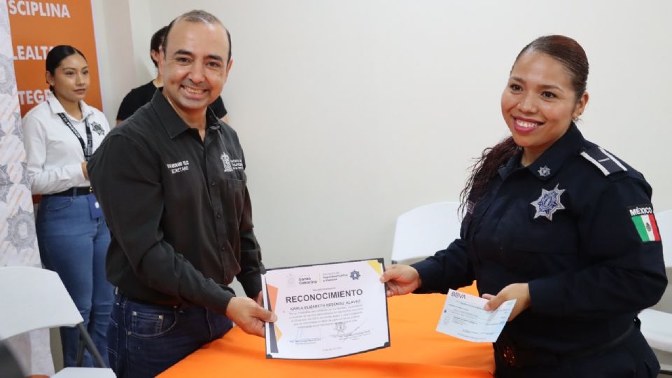 Entrega de reconocimiento y cheque en Santa Catarina.