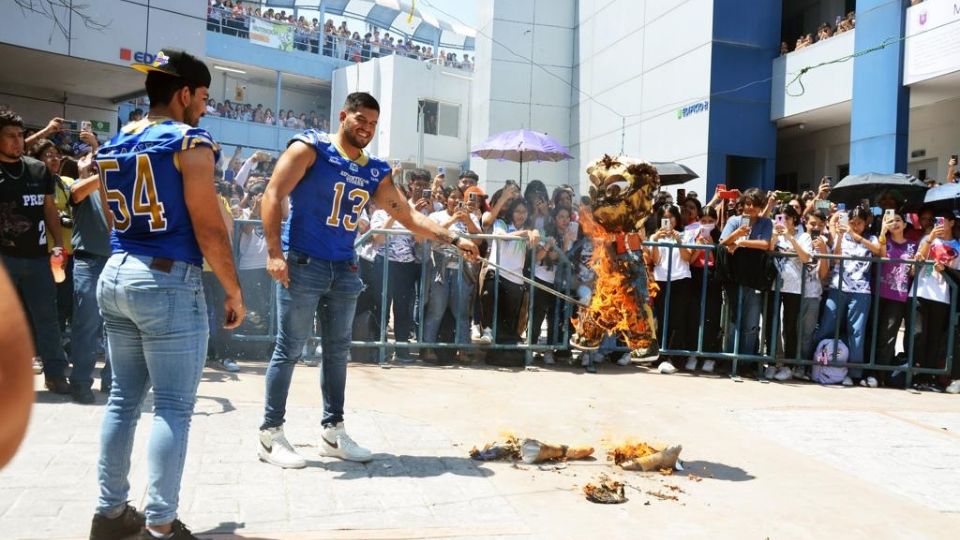 Este martes se llevó a cabo la tradicional ‘quema del borrego’ en la Prepa 2 de UANL