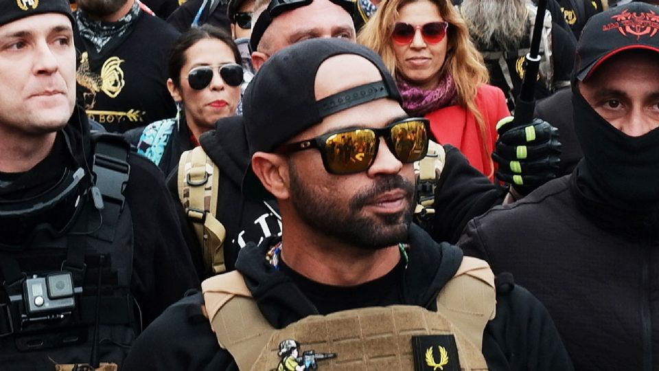 Fotografía de archivo fechada el 12 de diciembre de 2020 del líder de Proud Boys, Enrique Tarrio, durante una marcha hacia Freedom Plaza, en Washington, (EE. UU).