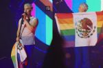 Christian Chávez ondea bandera de México con colores LGBT, ¿Lo multarán?