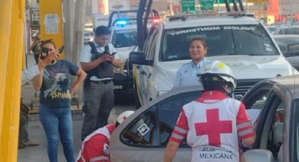 Policías de Monterrey ayudan a mujer en labores de parto dentro de un auto