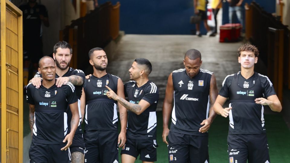 El central Igor Lichnovsky fue fotografiado junto a Luis Quiñones, André Gignac, Rafael Carioca, Javier Aquino y Samir Caetano en el túnel que da acceso a la cancha de 'El Volcán'