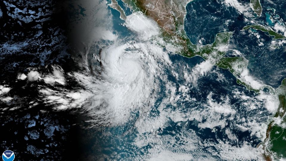 Fotografía satelital donde se muestra la localización del huracán Jova en el Pacífico.