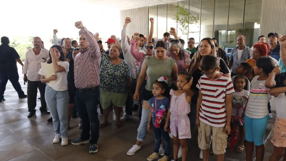 Reclaman padres y madres mayor número de escuelas en El Carmen.