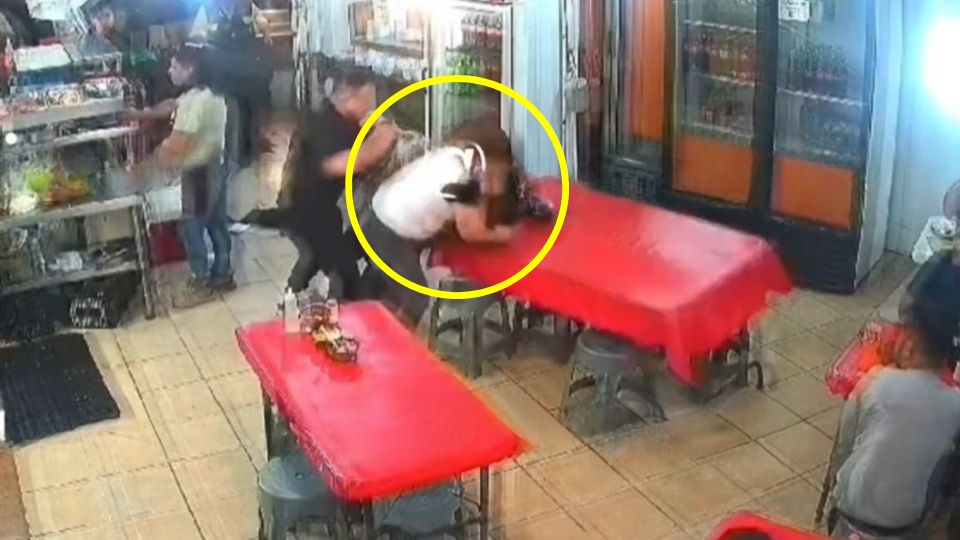 Mujeres se pelean en restaurante por propina