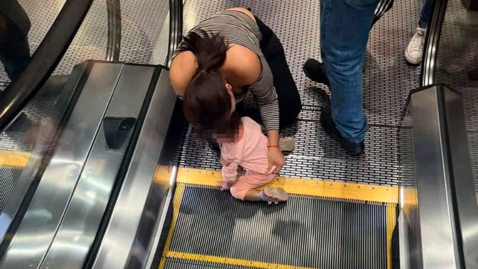 Momento en que niña es ayudada por su madre luego que se le atoraran los dedos en una escalera eléctrica en centro comercial de El Salvador