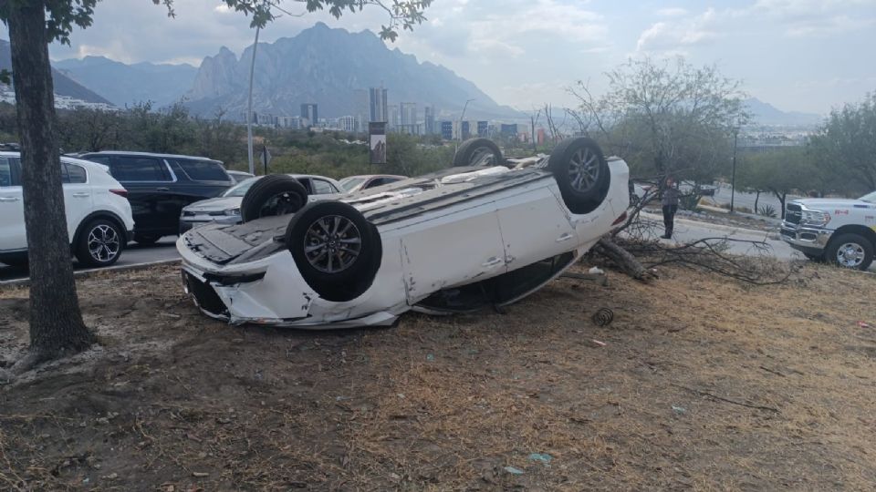 Auto volcado en camellón.