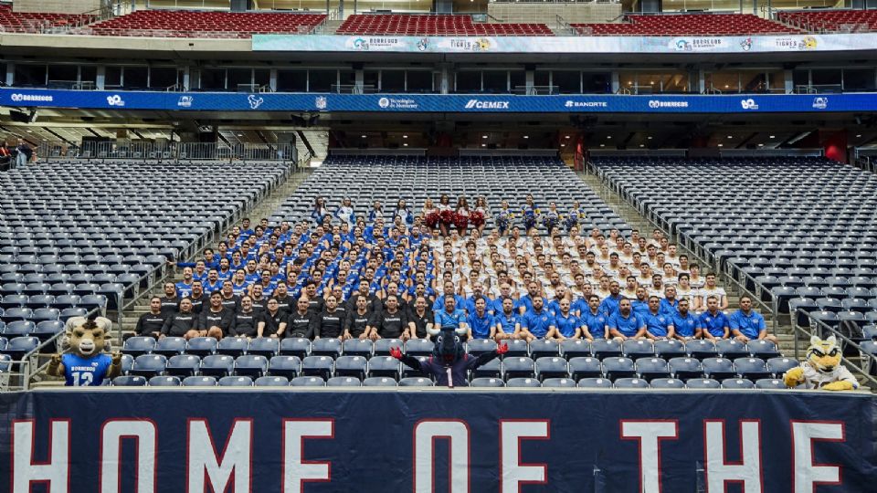 Auténticos Tigres y Borregos Salvajes posan juntos en el NGR Stadium