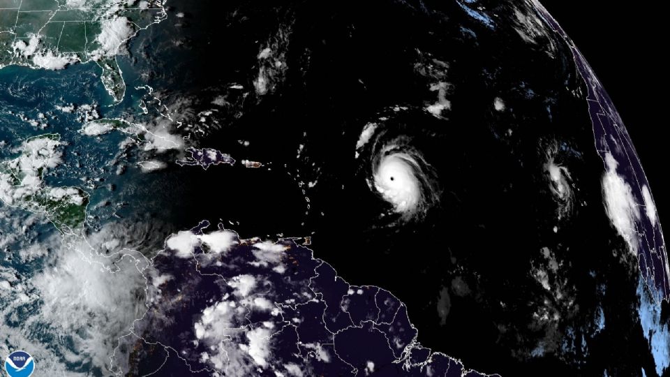 Fotografía satelital donde se muestra la localización del huracán Lee por el Atlántico.