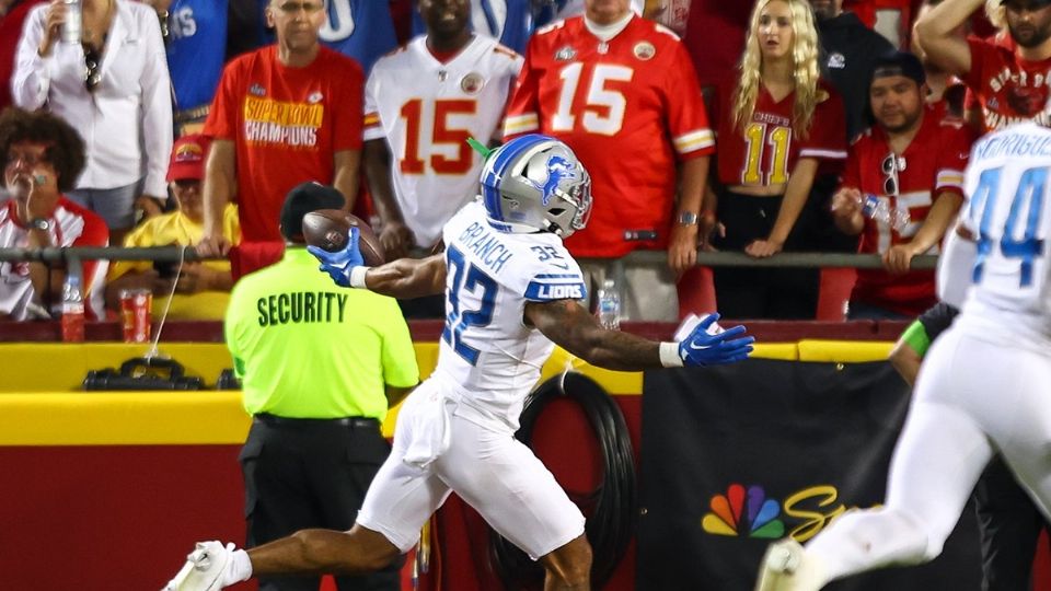 Branch celebra un touchdown ante Kansas City en el inicio de la temporada 2023 de la NFL