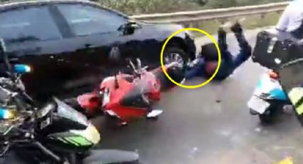 Automóvil atropella a motociclista y le pasa por encima aplastando su cabeza