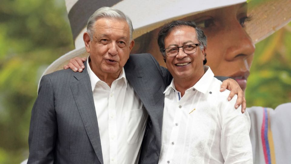 El presidente mexicano, Andrés Manuel López Obrador (izq.) en reunión con su homólogo, Gustavo Petro, con quien conversó de las iniciativas de paz que hay en marcha en el país y sobre el cambio de paradigma mundial con las drogas