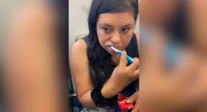 Captan a mujer cepillándose los dientes en el Metro