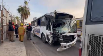 Chofer dormita e impacta camión de personal contra árbol en Guadalupe