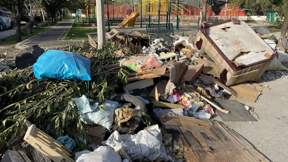 Basura acumulada en plaza pública