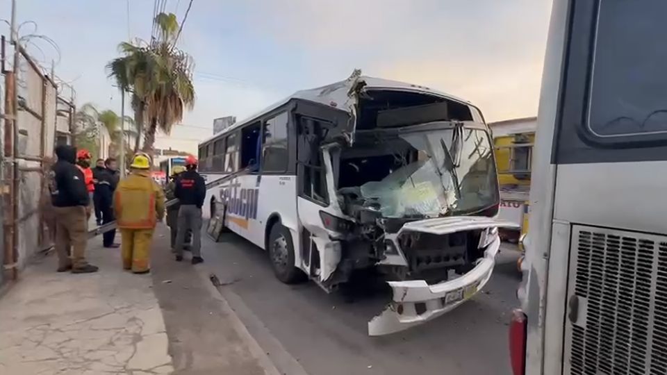 Camión de personal afectado y personas lesionadas tras estrellamiento en Guadalupe