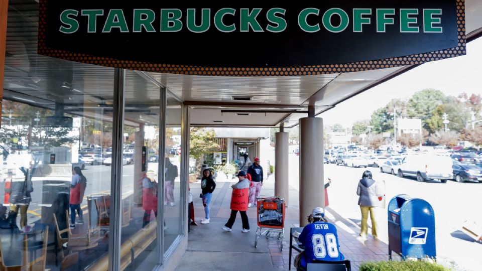 Fotografía de archivo fechada el 16 de noviembre de 2023 que muestra a algunos trabajadores de un local de Starbucks mientras participan en una huelga a las afueras de la tienda, en Atlanta, Georgia (EE.UU.)