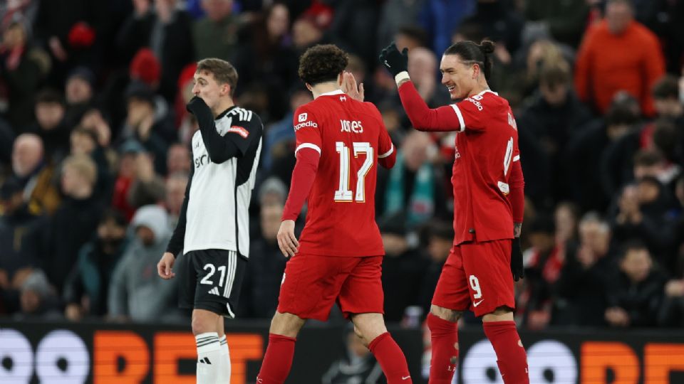 Darwin Nuñez celebra junto a Curtin Jones una de las anotaciones del Liverpool contra el Fulham