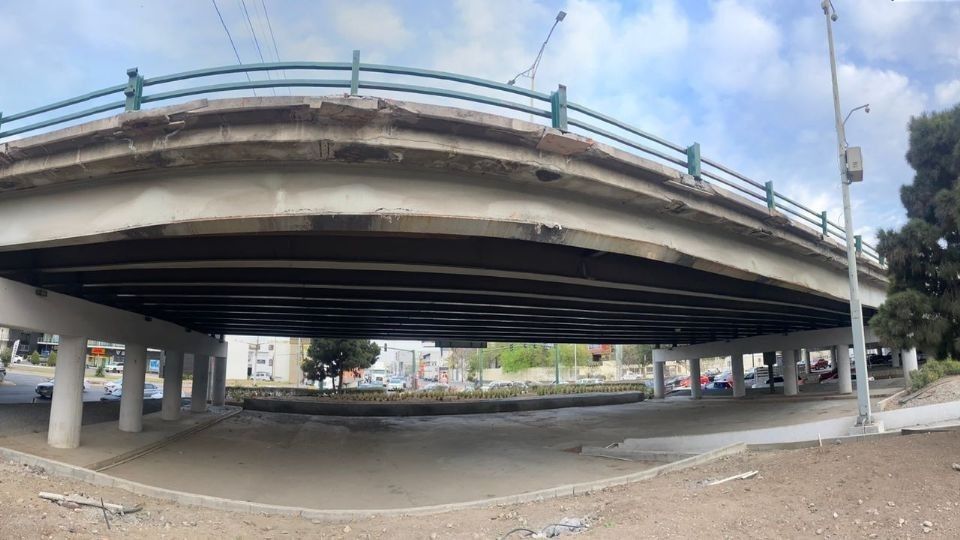 El puente ubicado en el cruce de Gonzalitos y Ruiz Cortines presenta severos daños estructurales.
