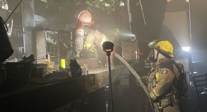 Se incendia bar en centro comercial de Calzada San Pedro