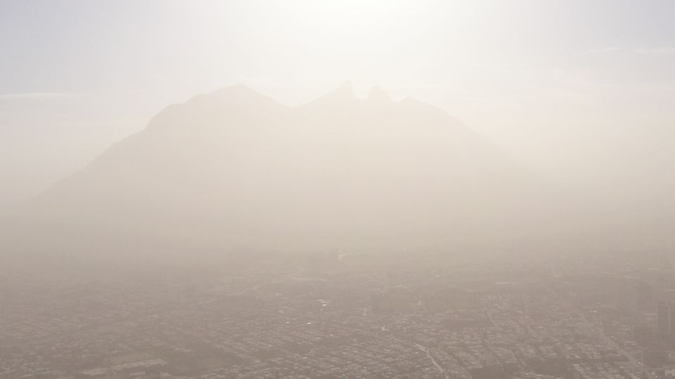 El Cerro de la Silla 'desaparece' por nube contaminante