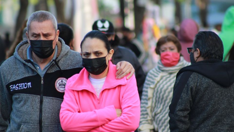 Personas caminando en las calles de Monterrey con cubrebocas